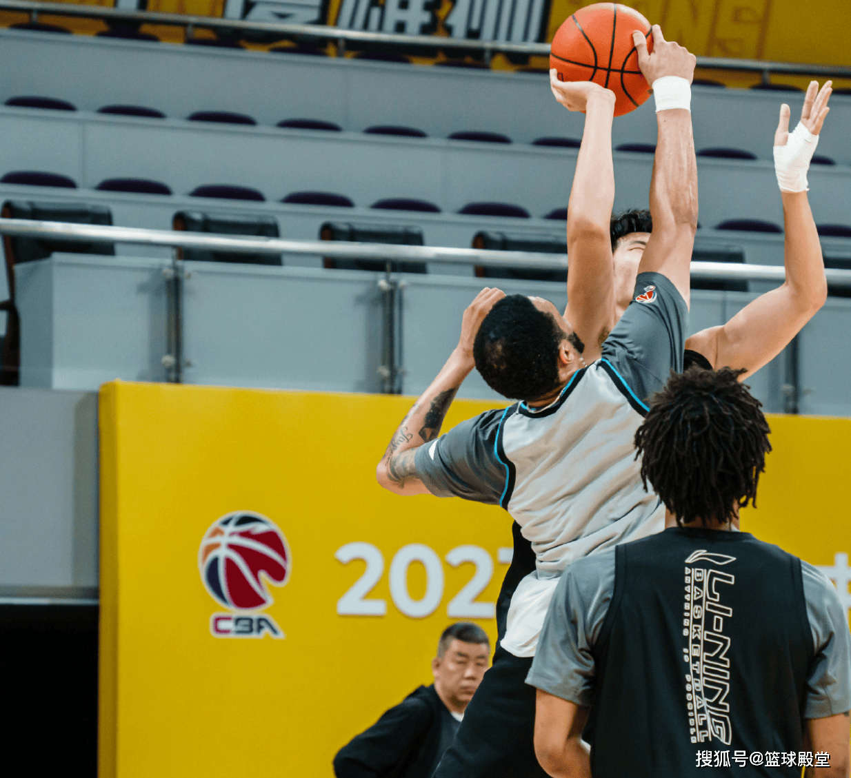 关键比赛胜利关乎晋级，球队备战士气高涨