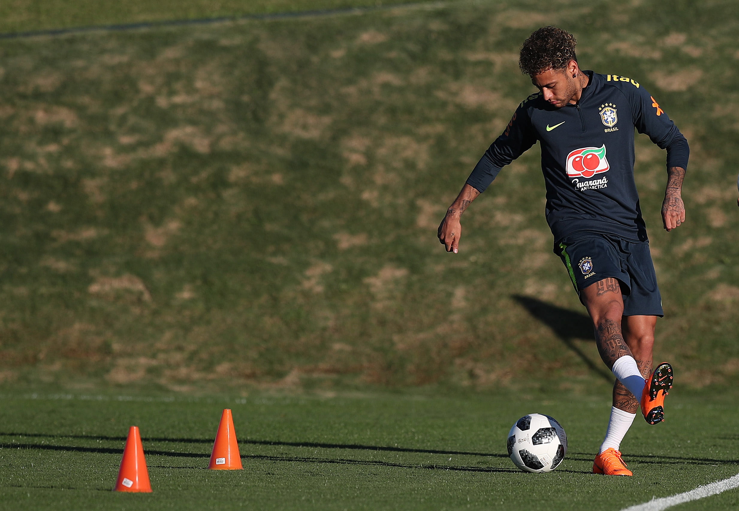 巴西队球员因伤退出，引发球迷担忧